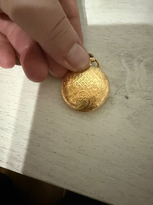 Prodavam zlaten casovnik Zentra .