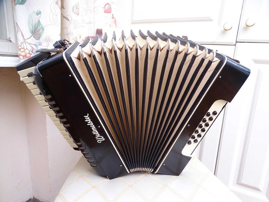 Много запазен стар акордеон Велтмайстер 12 баса