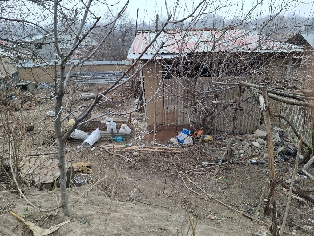 Продаётся участок 2 сотки в Чирчике в центре можно ещё добавить пару с
