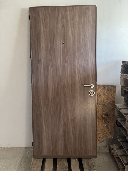 Входна врата за апартамент