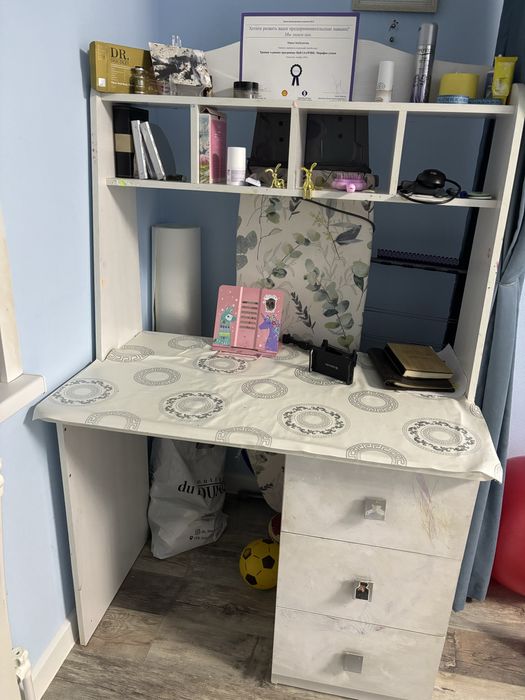 Письменный стол с полками и задвижками