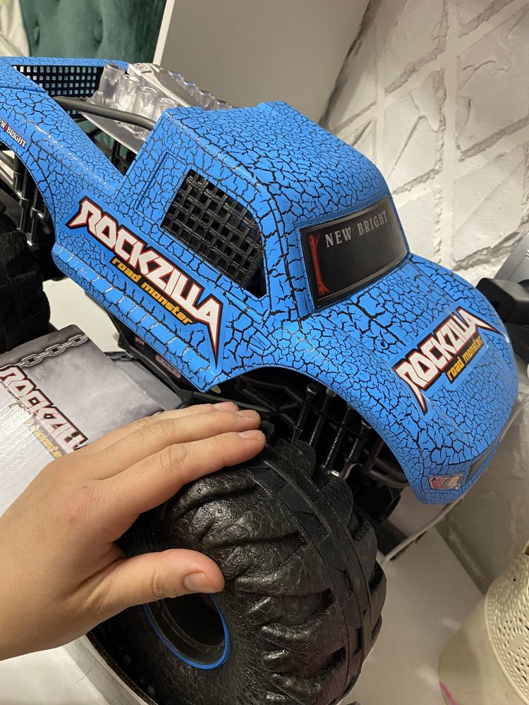 New Bright: R/C. 1:10 RockZilla со светом и звуком (40см.)