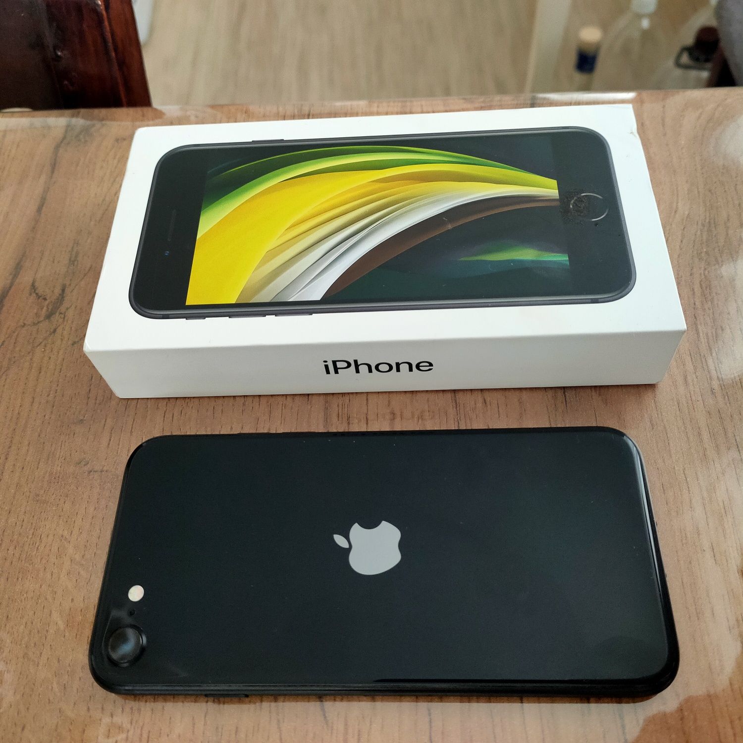 Продам IPHONE SE 2020