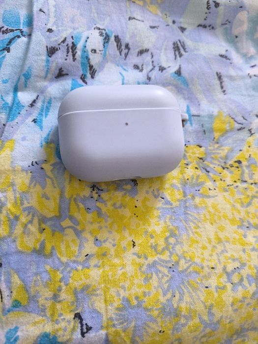 AirPods (оригинал), без коробки.
Работает один наушник, второй не рабо