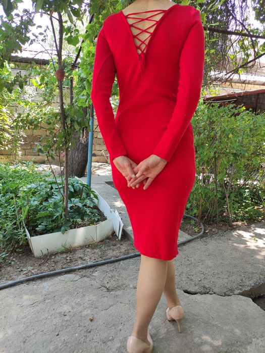 Платье красное, облигающее.