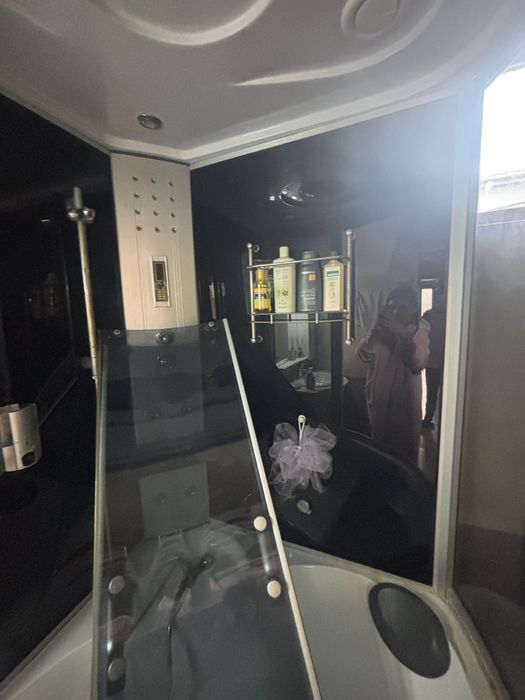 Cabina de dus cu cadita