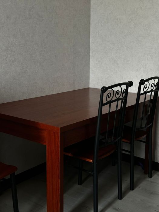 Продам стол, стулья 1.40 на 85 см и 4 стула