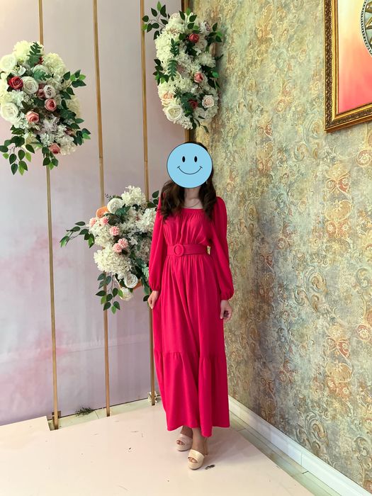 Яркое макси-платье цвета фуксии с поясом – идеально для торжества