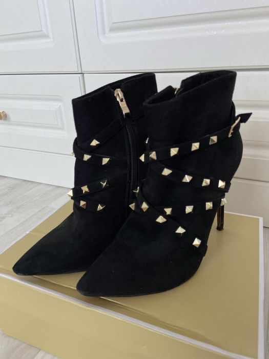 Замшевые ботильоны