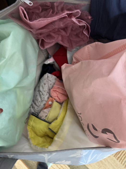 Вещи для девочки забирайте бесплатно.