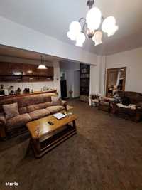 Vanzare – Apartament 4 camere, decomandat, 80 mp, etaj 4 cu acoperis