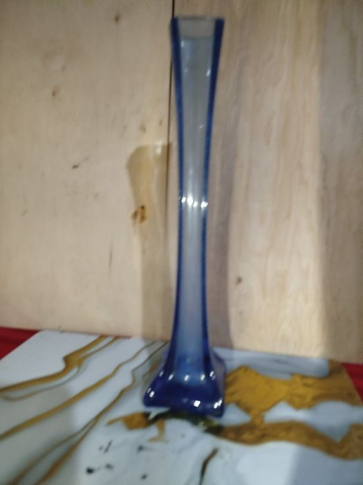 Sotiladi: 2 ta oq vaza (24 sm) va 1 ta ko‘k vaza (28 sm)