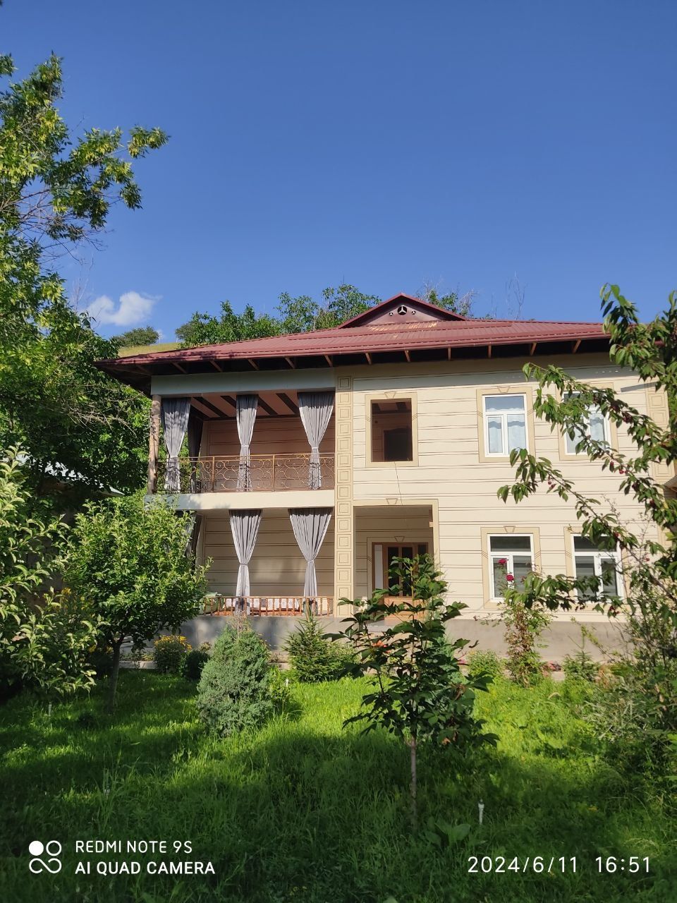 Dacha oqtoshda. Hamma sharoiti bilan