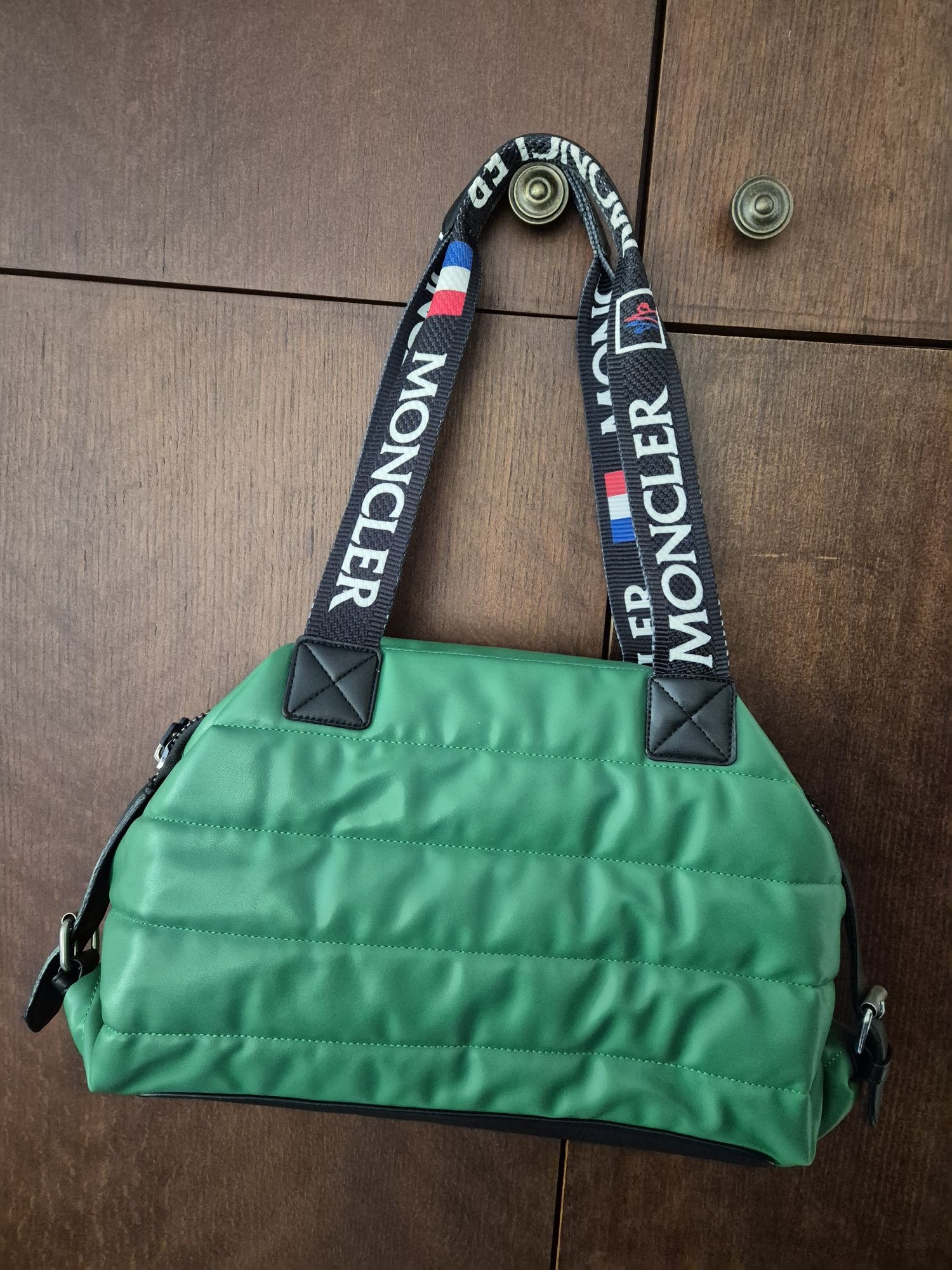 Продавам дамска чанта MONCLER