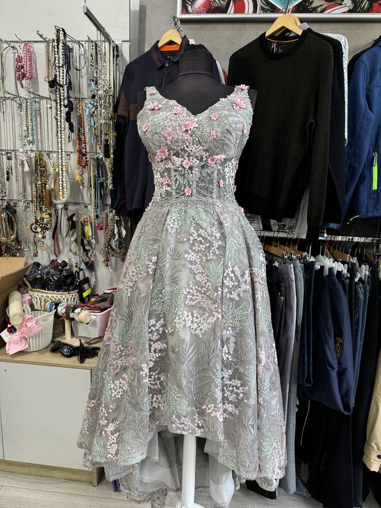 Vand rochie de gala cu flori si perle brodate manual