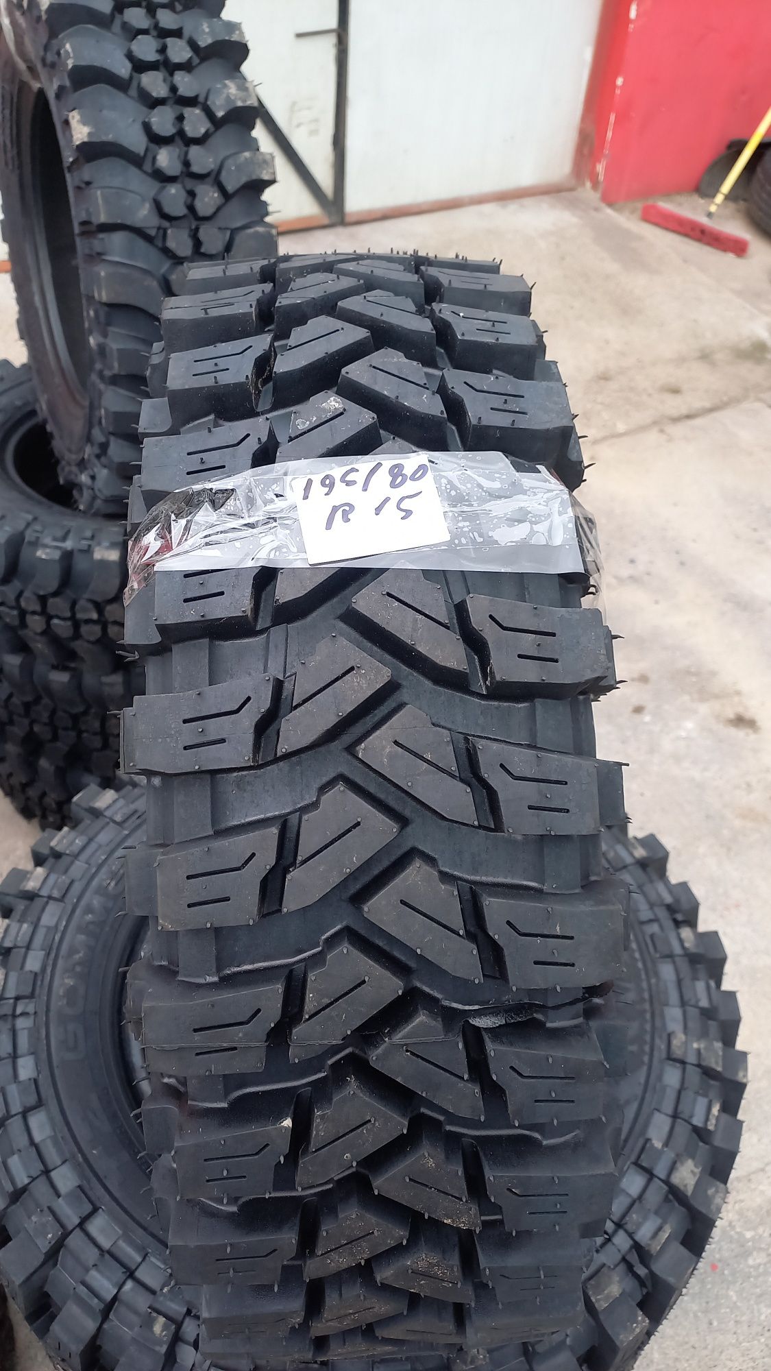 Anvelope off road 195/80R 15.