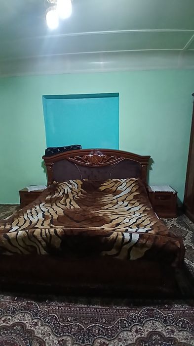 Срочно придётся спальный мебель шкаф для одежды кровать и две тумбочки