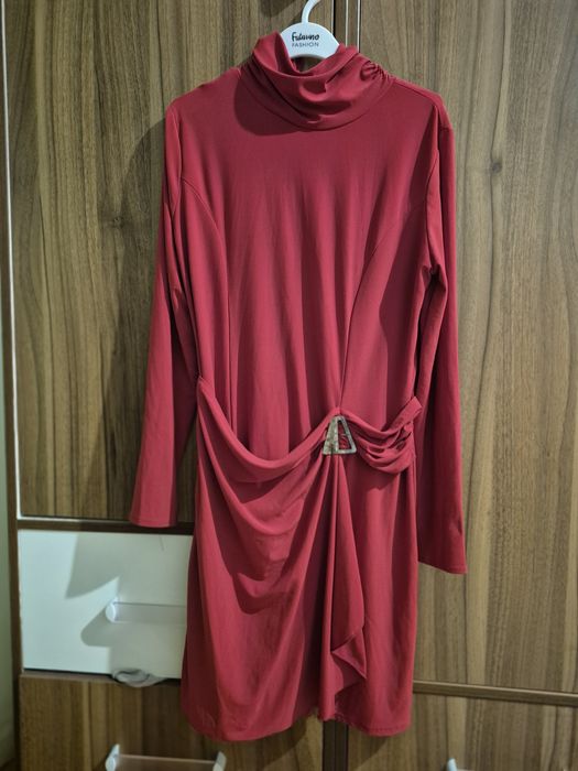 Отдам даром платья и школьный сарафан на девочку