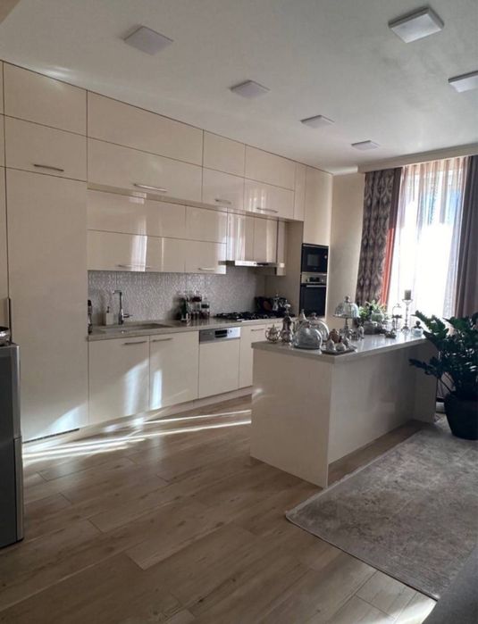 Продается квартира  Метро #Ойбек габус 3/8/& 160м2 с ремонтом