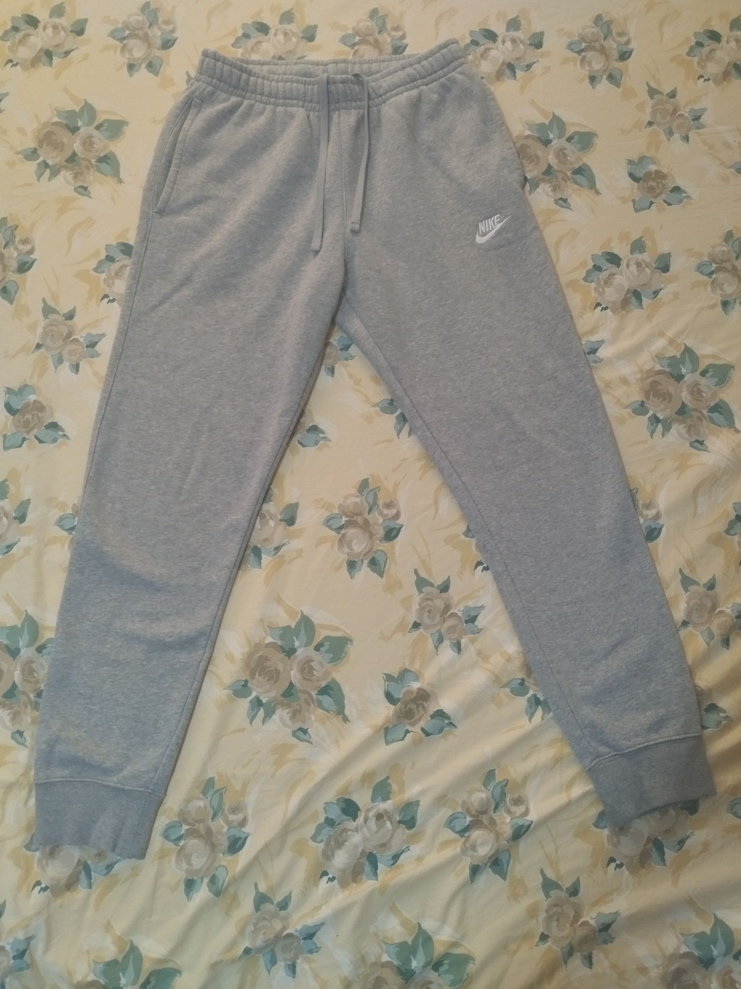 Pantaloni NIKE gri