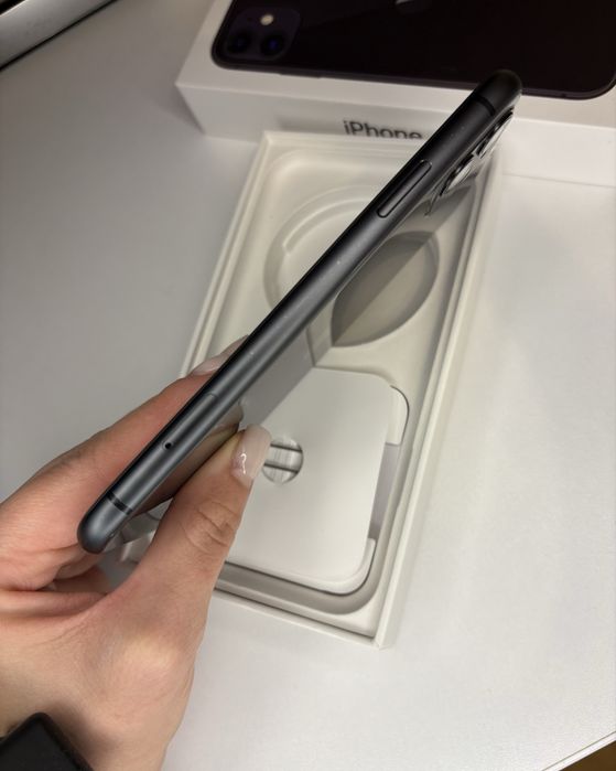 iPhone 11 – 64GB, Negru – Stare foarte bună |