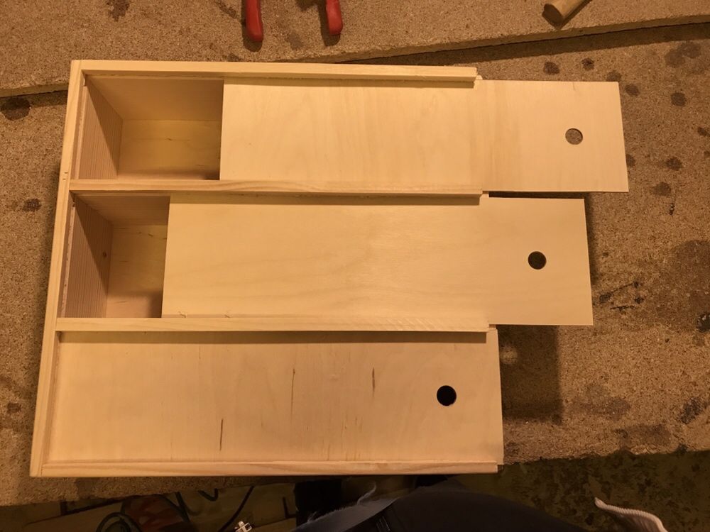 Дървена кутия за три бутилки вино с индивидуални плъзгащи панели