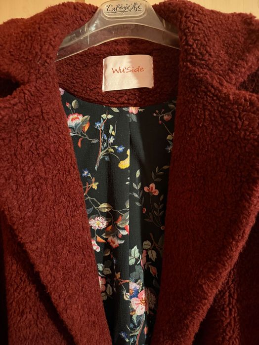 Тъмночервено пухено палто