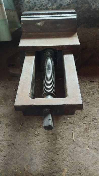 Tiski тиски sotiladi,  360 °  gradus aylanadi sastayani alo darajada.