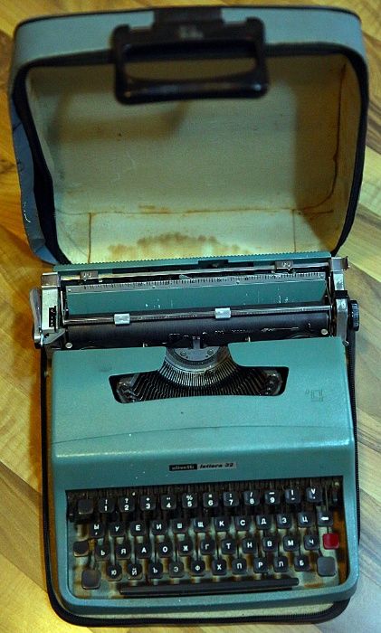 Продавам пишеща машина Olivetti Lettera 32, отлично състояние, с калъф