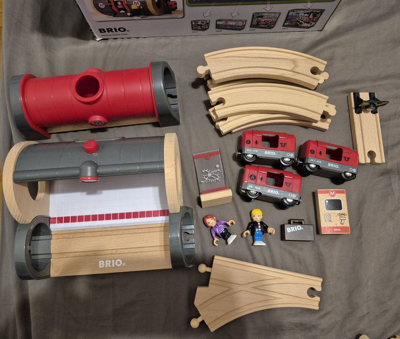 Влак с дървени релси и аксесоари Metro BRIO