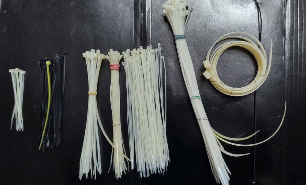 vând 223 coliere de plastic diferite dimensiuni,noi,10,15,20,30,120cm