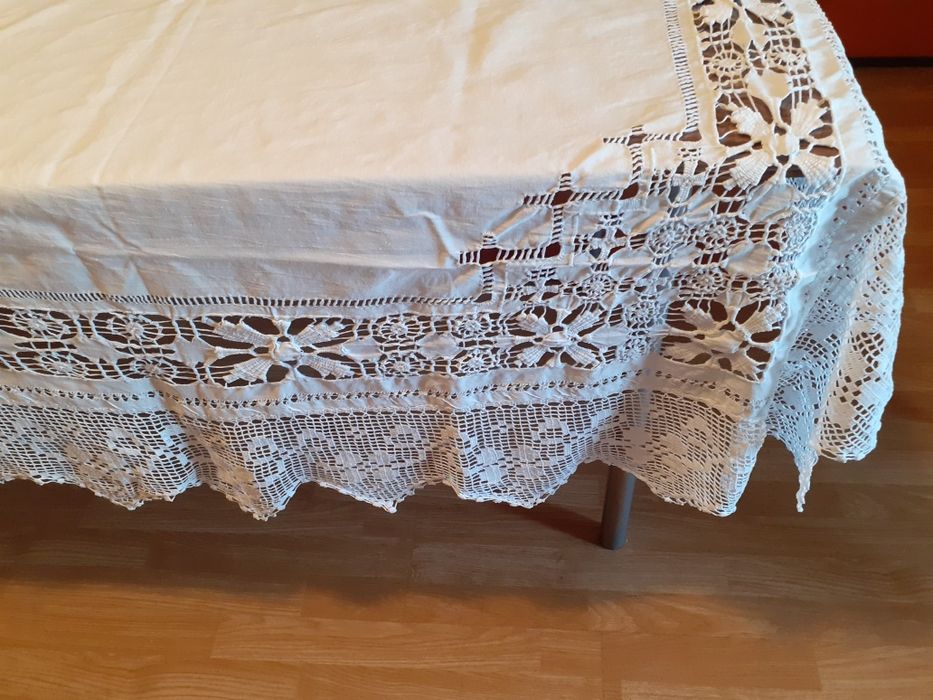Față de masa cu broderie si dantela