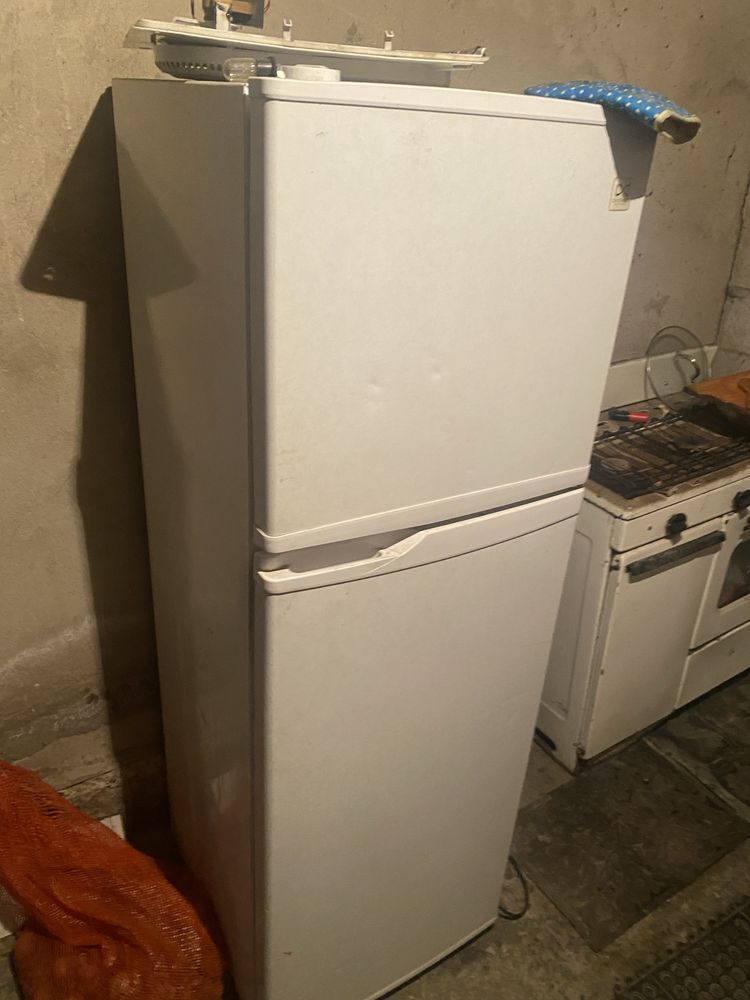 Продам холодильник на запчасть