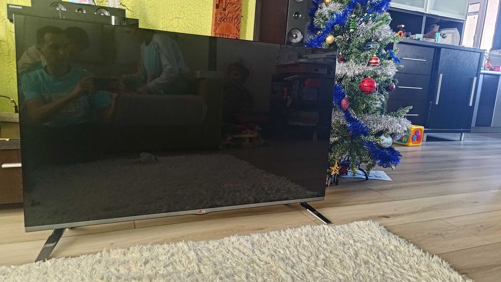 Smart телевизор LG 47 инча + стойка за стена