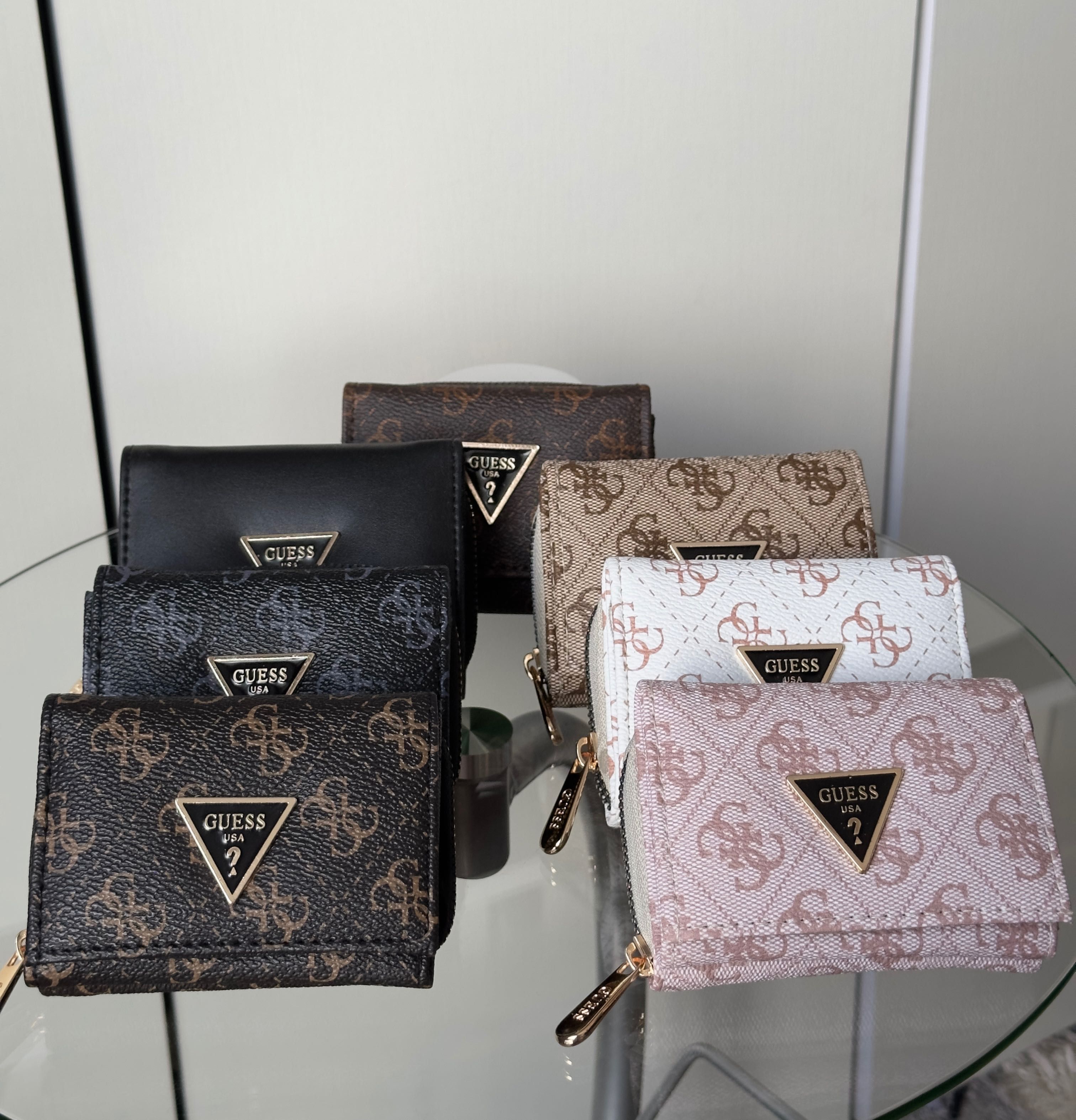 РАЗПРОДАЖБА Дамски портфейл Guess
