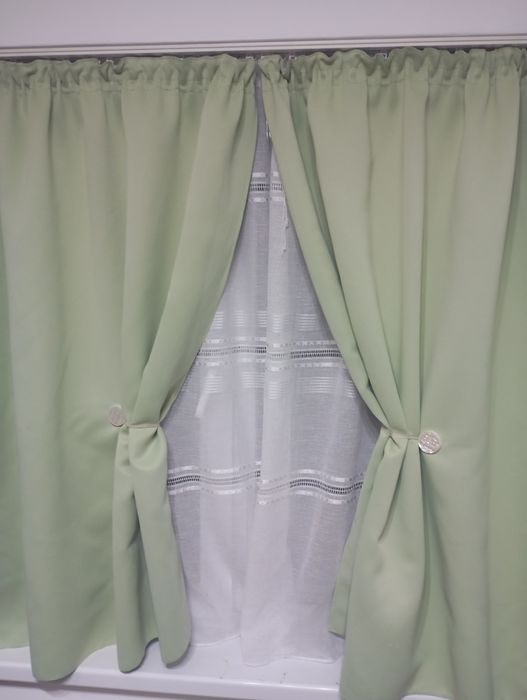 Vând perdele cu tot cu draperii de noapte, culoare verde