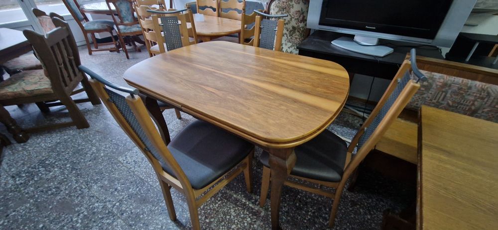 Masa cu 4 scaune din lemn masiv