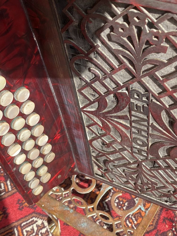 Акордеон Hohner Victoria антика седеф бутони