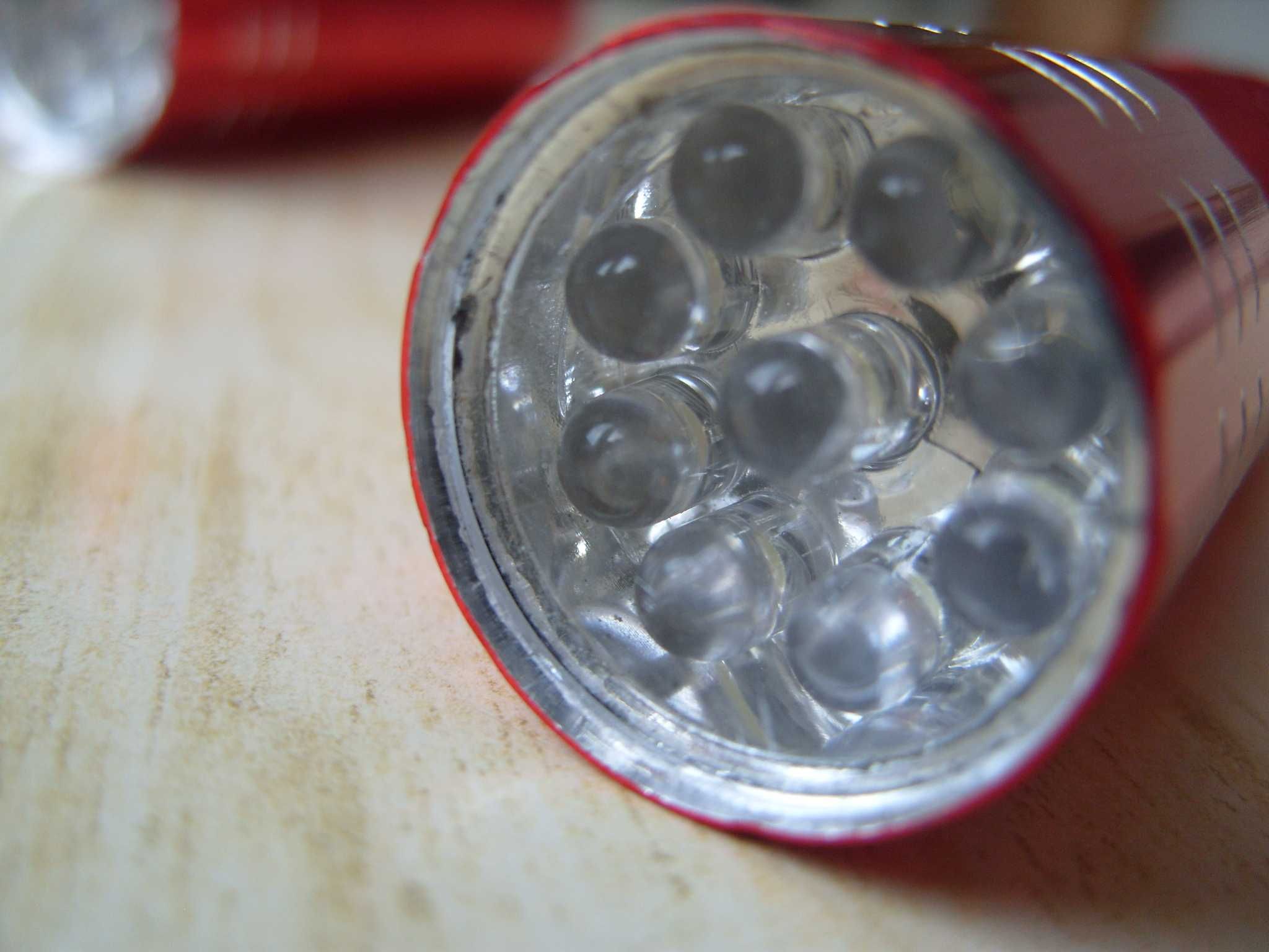 Джобен компактен фенер с 9 LED излъчвателя
