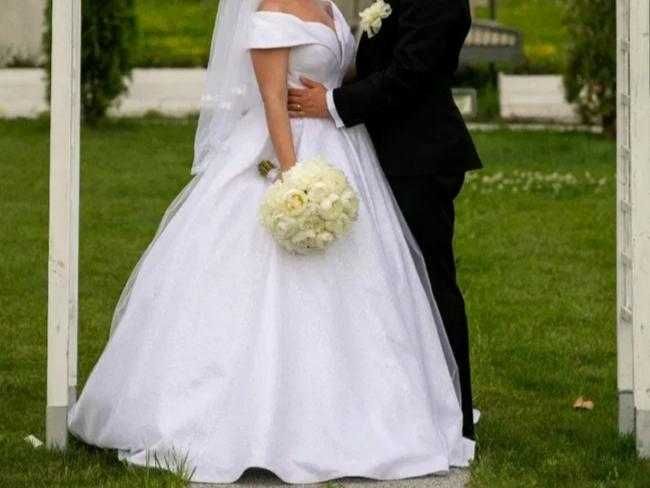 Vand rochie de mireasa marimea M ; L ( 40 ; 42 )