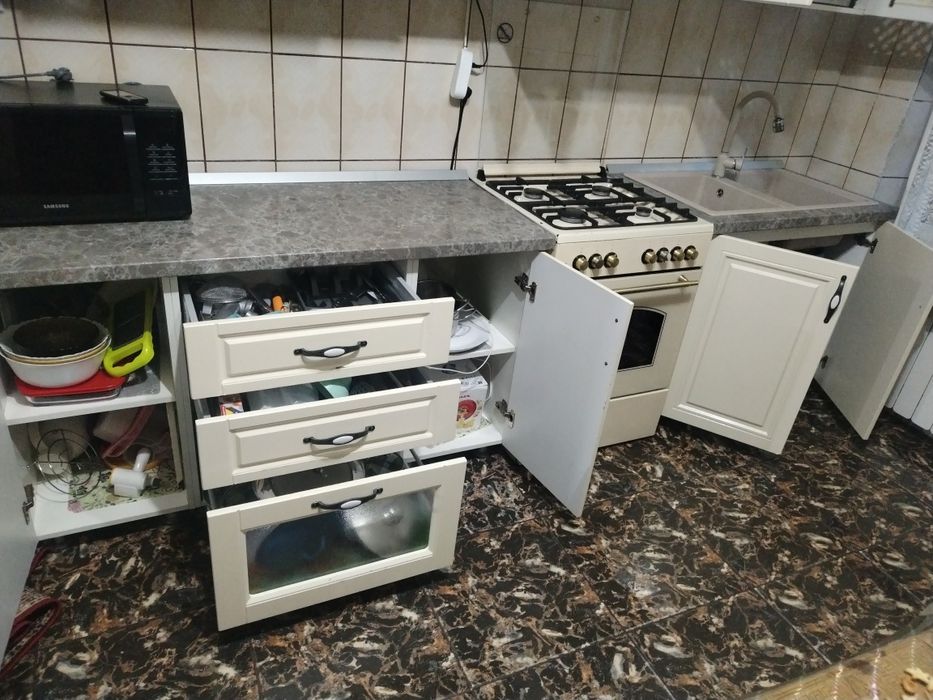 Se vinde mobilă de bucătărie în stare bună