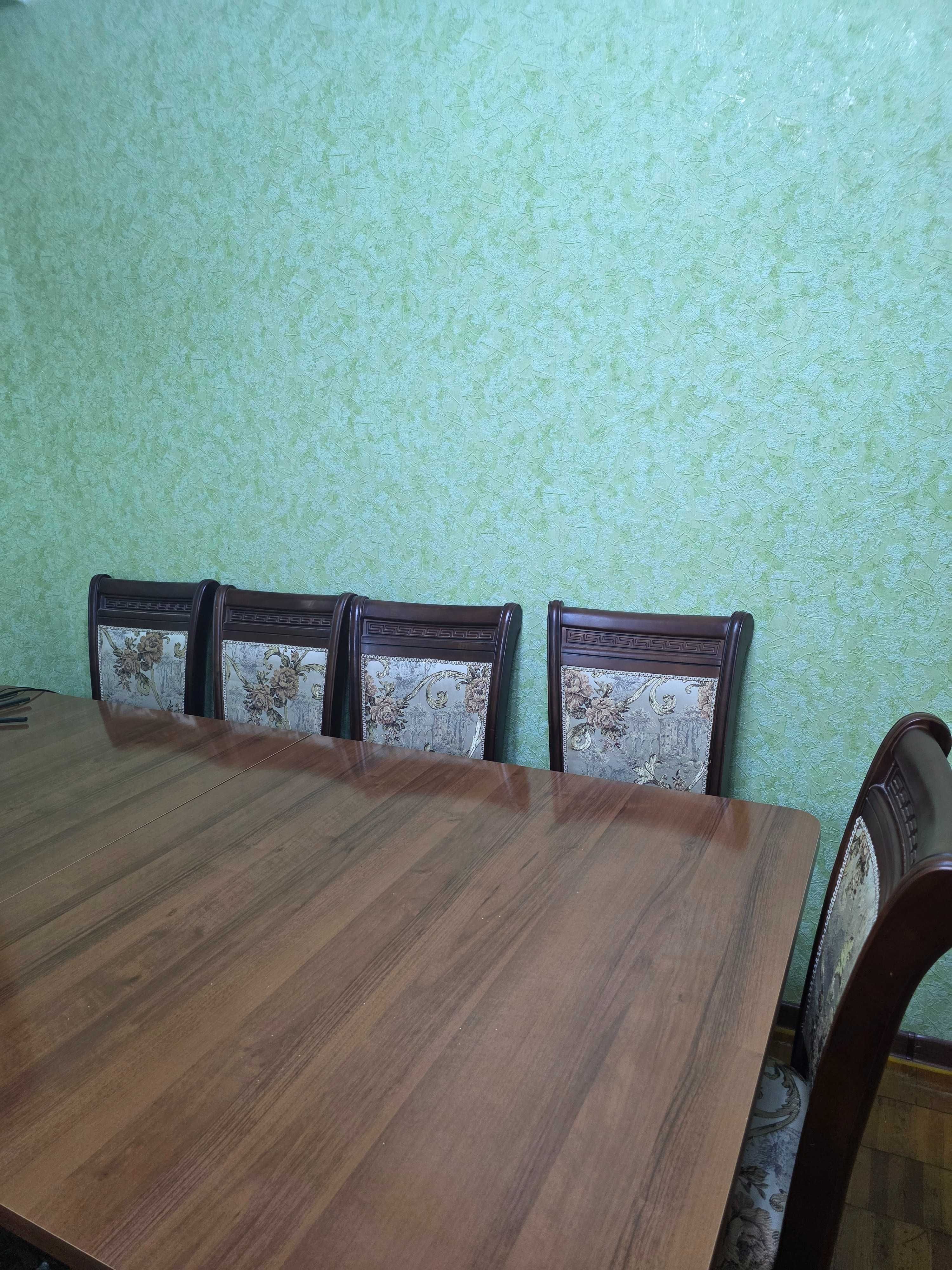Срочно продаю стол и стулья