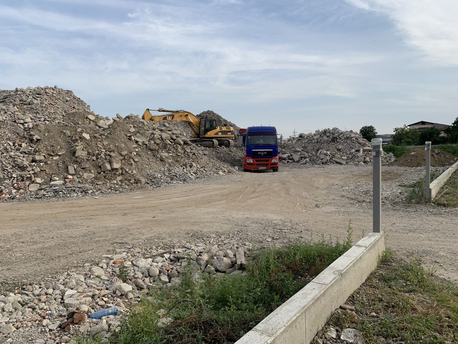 Inchiriez excavator cu foarfeca demolari