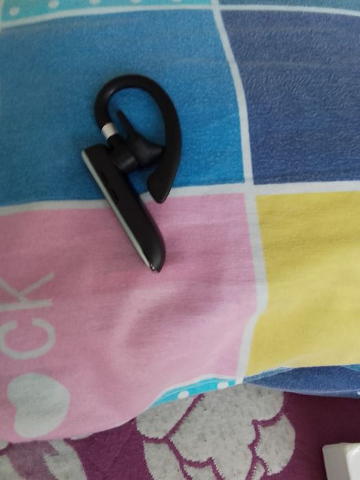 Продам наушники срочно, абсолютно новые,в коробке,зарядка есть.