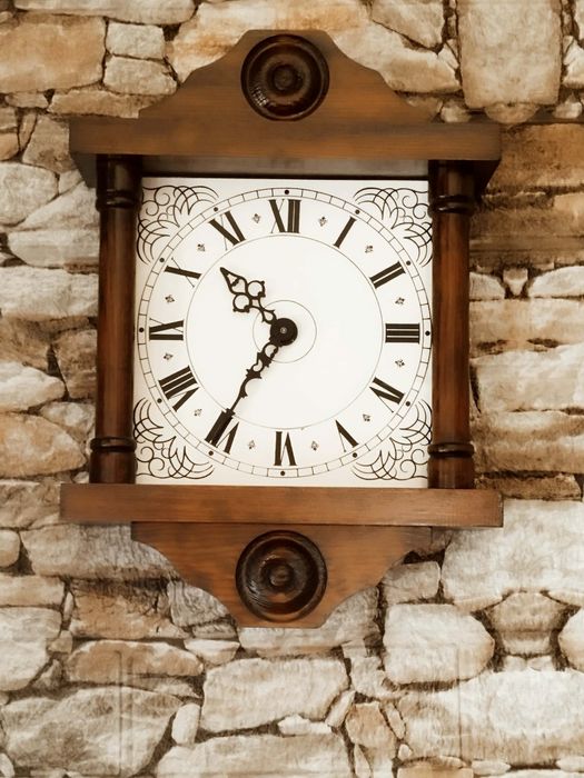 Продавам дървен стенен часовник