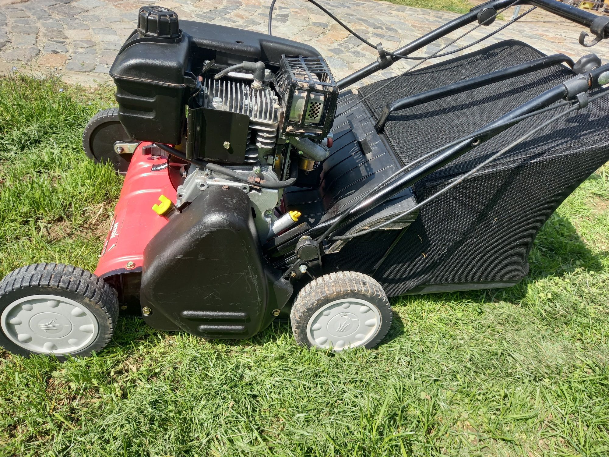 Scarificator gazon pe benzina