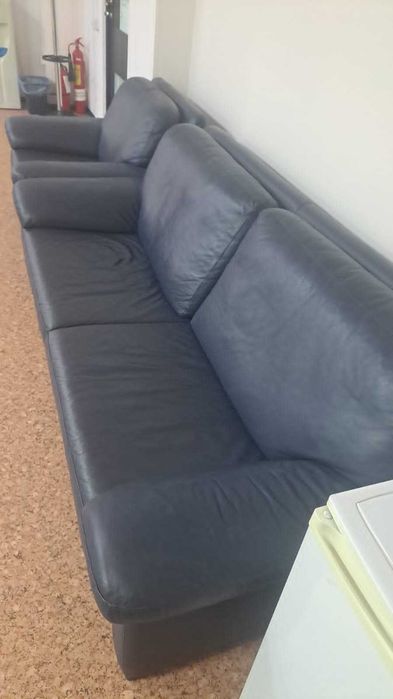 Кожаный диван и кресло