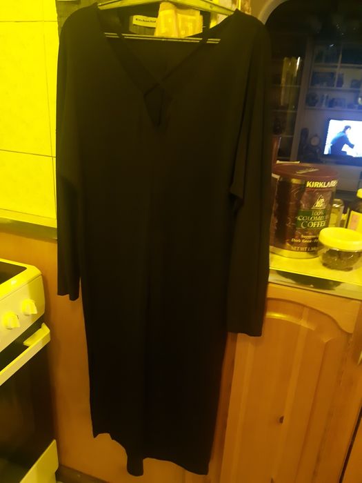 Продаются брендовые пиджаки и платья