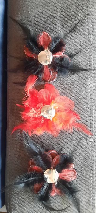 Брошки червени и черни цветя