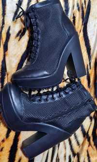 Дамски обувки черни на платформа и с ток